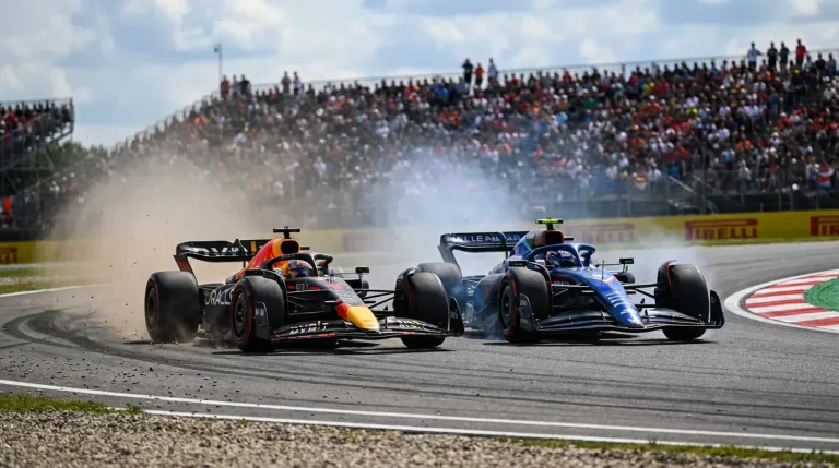 Dois monolugares de Fórmula 1 lado a lado em pista durante um duelo directo