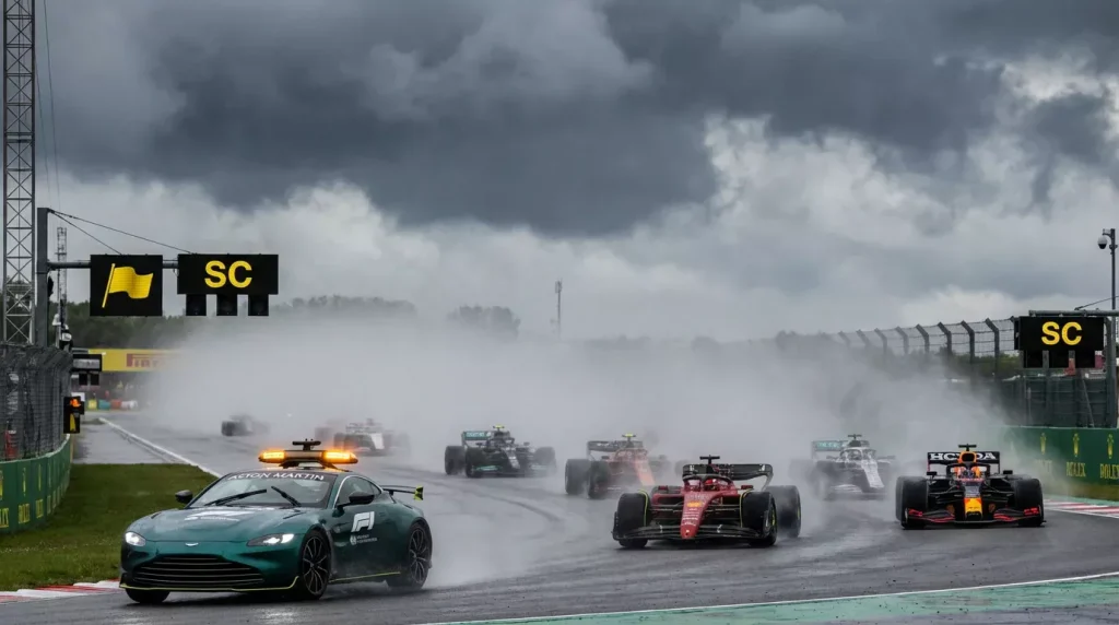 Safety car da FIA à frente do pelotão de Fórmula 1 durante uma neutralização de corrida